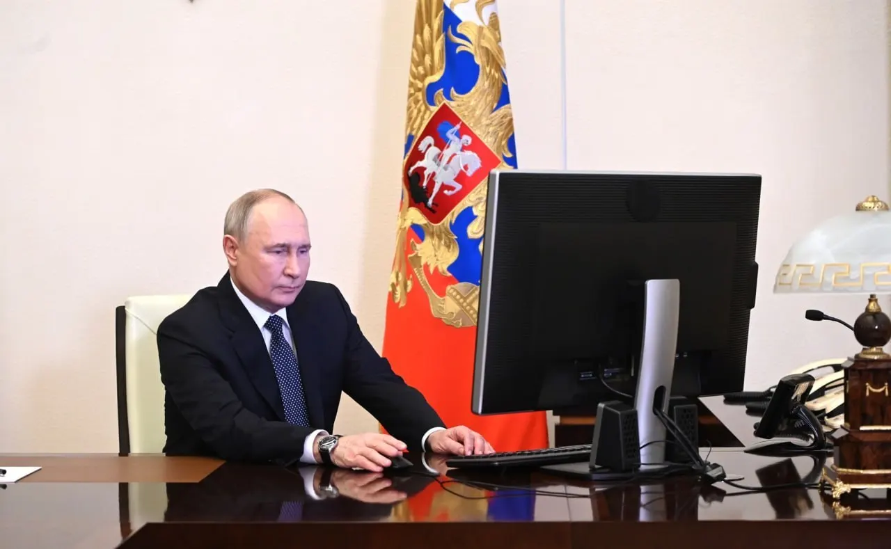 Президент распорядился обеспечить повсеместное внедрение «белых списков» для гарантированного доступа к важнейшим сервисам даже при ограничениях интернета; ответственны премьер-министр и директор ФСБ.