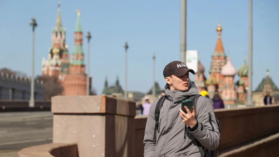 Правительство разрабатывает постановление о создании единой базы идентификаторов мобильных устройств (IMEI). Операторы должны будут передавать данные и блокировать SIM‑карты на «компрометированных» устройствах; документ планируют ввести в действие с 1 марта 2027 года.