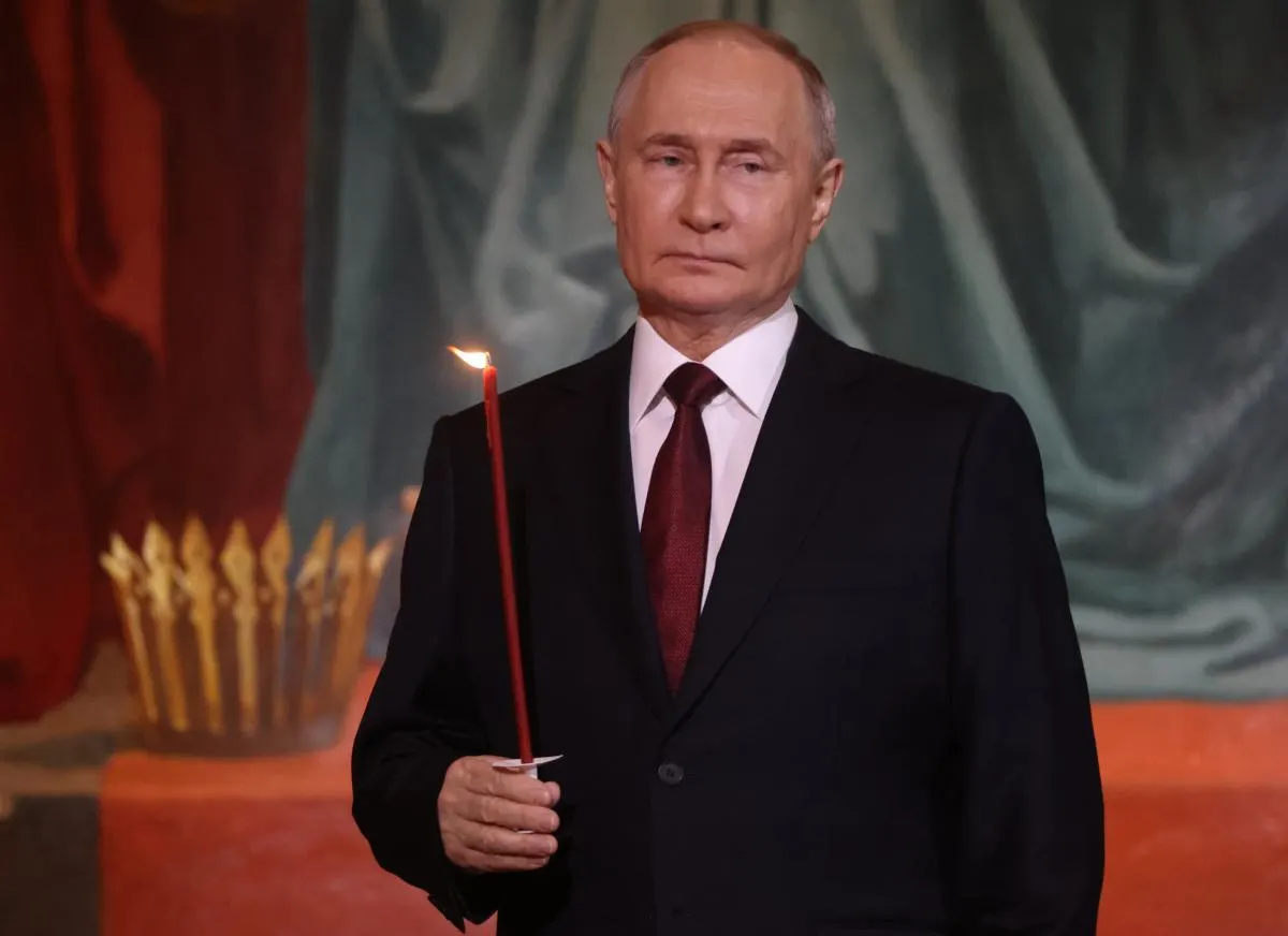 Эксперты рассматривают несколько сценариев ухода российского лидера — от переворота и быстрого убийства до показательного процесса или внутренней гражданской войны между силовыми структурами. В качестве триггеров называются внешняя эскалация, внутренние беспорядки и изменение внешней поддержки.