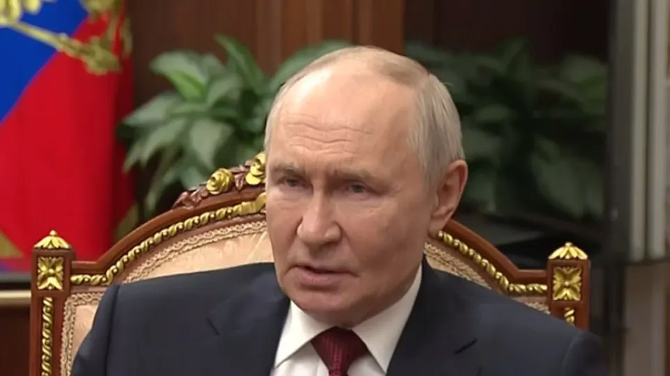 Президент РФ заявил, что Киев предложил взаимно прекратить дальнобойные удары и ограничить боевые действия четырьмя оккупированными регионами; Москва считает это попыткой спасти киевский режим и отмечает, что удары по инфраструктуре создают проблемы, но быстро устраняются.
