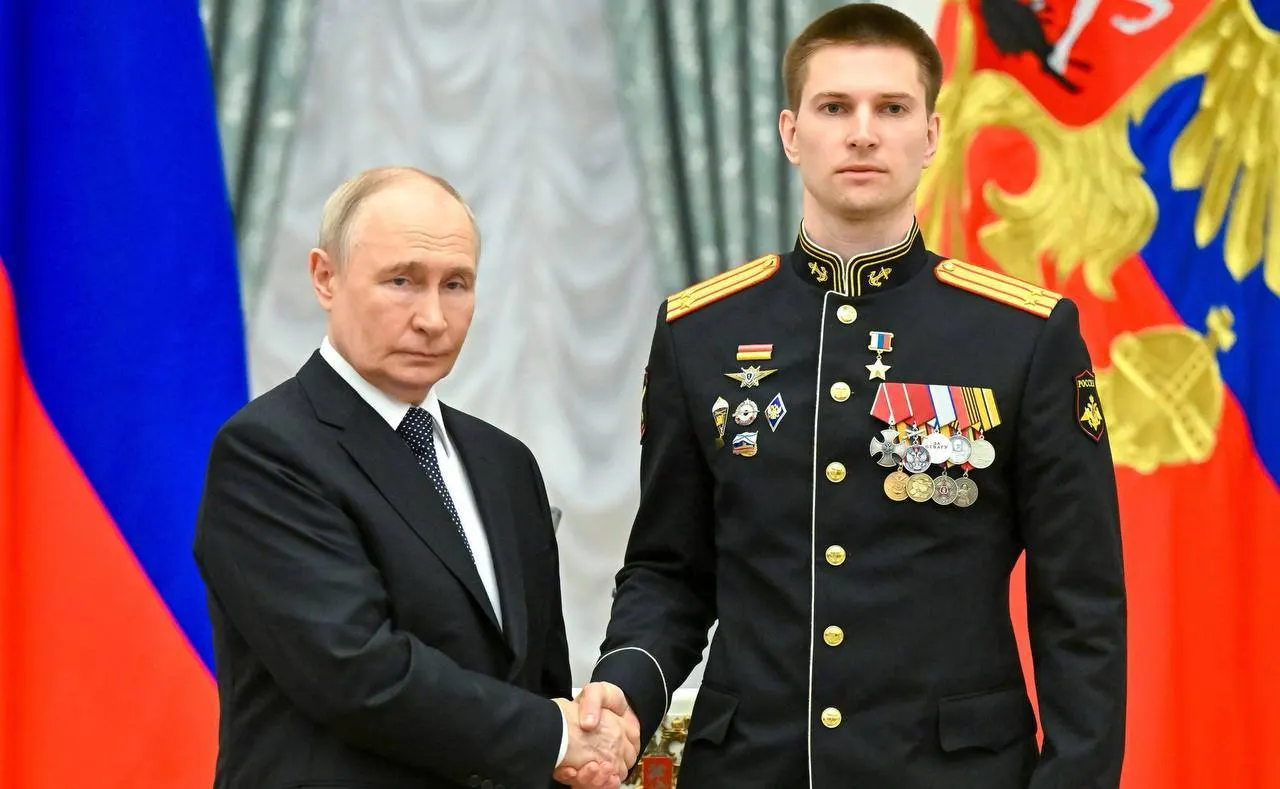 В Кремле Президент вручил медаль «Золотая Звезда» подполковнику Ивану Берестовскому за мужество в ходе специальной военной операции: он дважды был ранен, возвращался в строй и лично уничтожил вражескую технику.