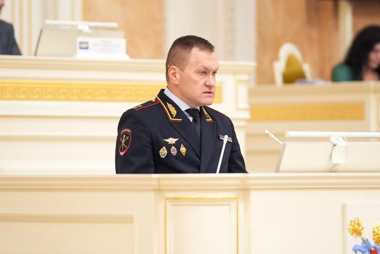 Евросоюз расширил санкции: в список попал руководитель петербургского главка МВД — ему запрещён въезд в ЕС, а европейские активы будут заморожены. В документе называют причиной преследования участников памятных акций и аресты уличных музыкантов.