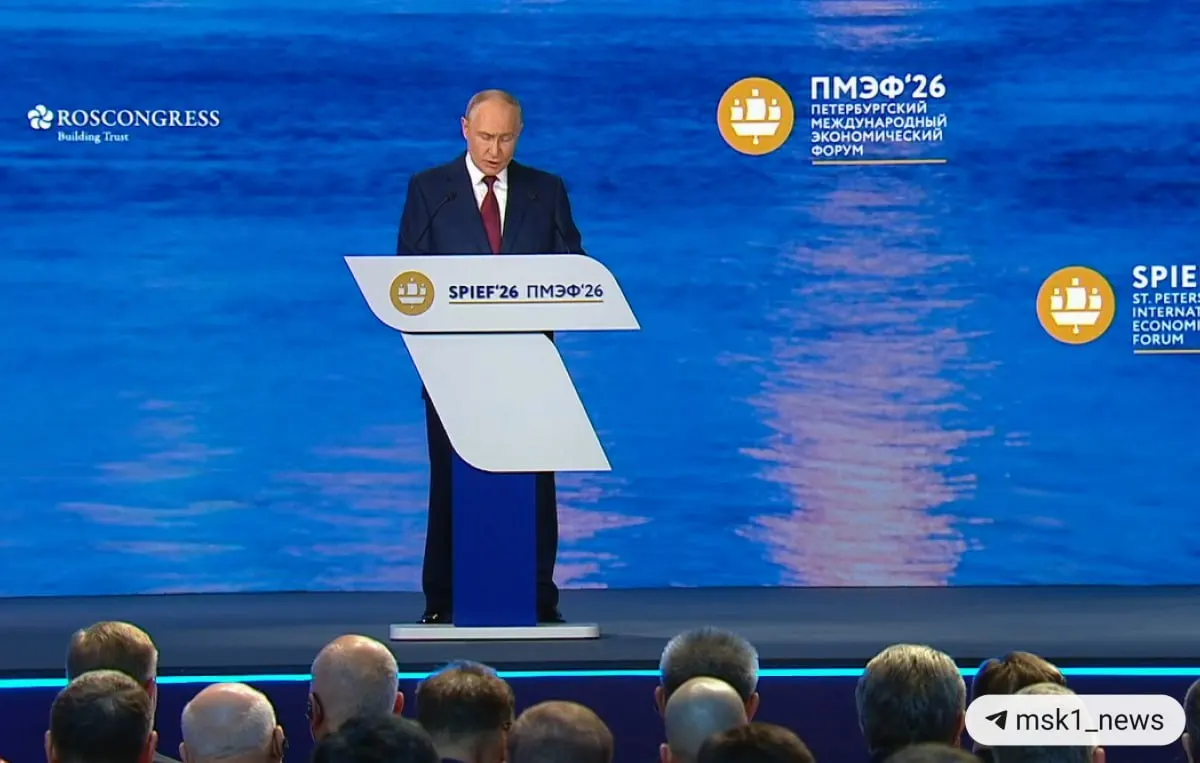 Президент назвал искусственный интеллект, автономные системы и платформенные решения технологиями будущего и отметил, что у России есть большие перспективы в области ИИ; также он подчеркнул лидерство страны в атомной энергетике.