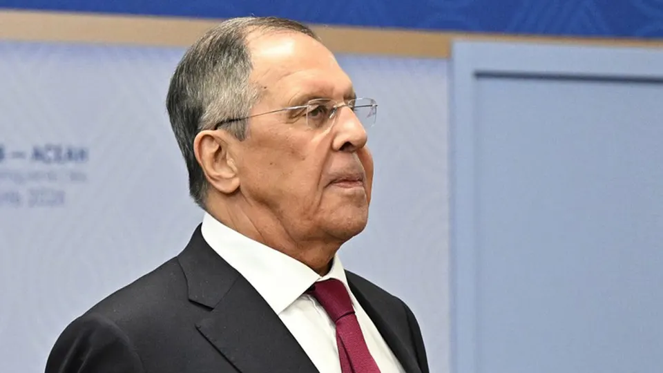 После самой крупной ночной атаки дронов на Москву российские власти объявили о регулярных массированных ударах по критическим объектам в Украине. В столице — пожары на НПЗ и в торговом комплексе, «нефтяной дождь», сотни отменённых рейсов и тысячи пострадавших туристов.