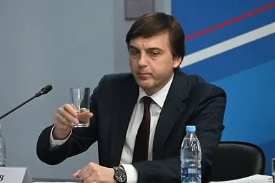 Министерство просвещения включило в рекомендованный список для внеклассного чтения на летние каникулы современные и патриотические книги о подвигах современных защитников, в том числе о героях специальной военной операции.