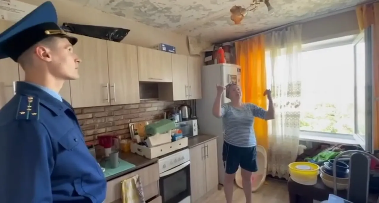 Прокуратура начала проверку из‑за длительных протечек и аварийной проводки в доме участника СВО в Садовом Кетовского округа. Власти предлагали переселение в общежитие, оставив имущество в квартирах.