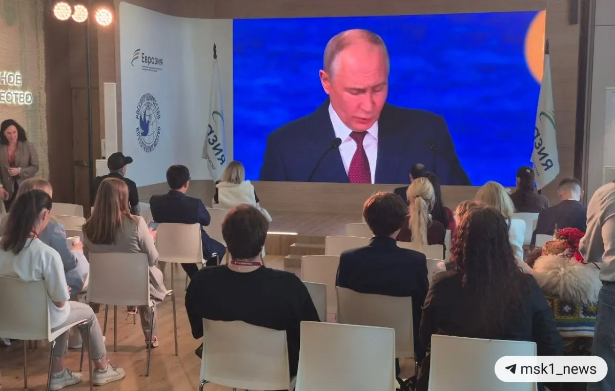 Президент отметил смещение центров роста в пользу стран Глобального Юга, усиление роли БРИКС и снижение вклада G7 в мировую экономику.