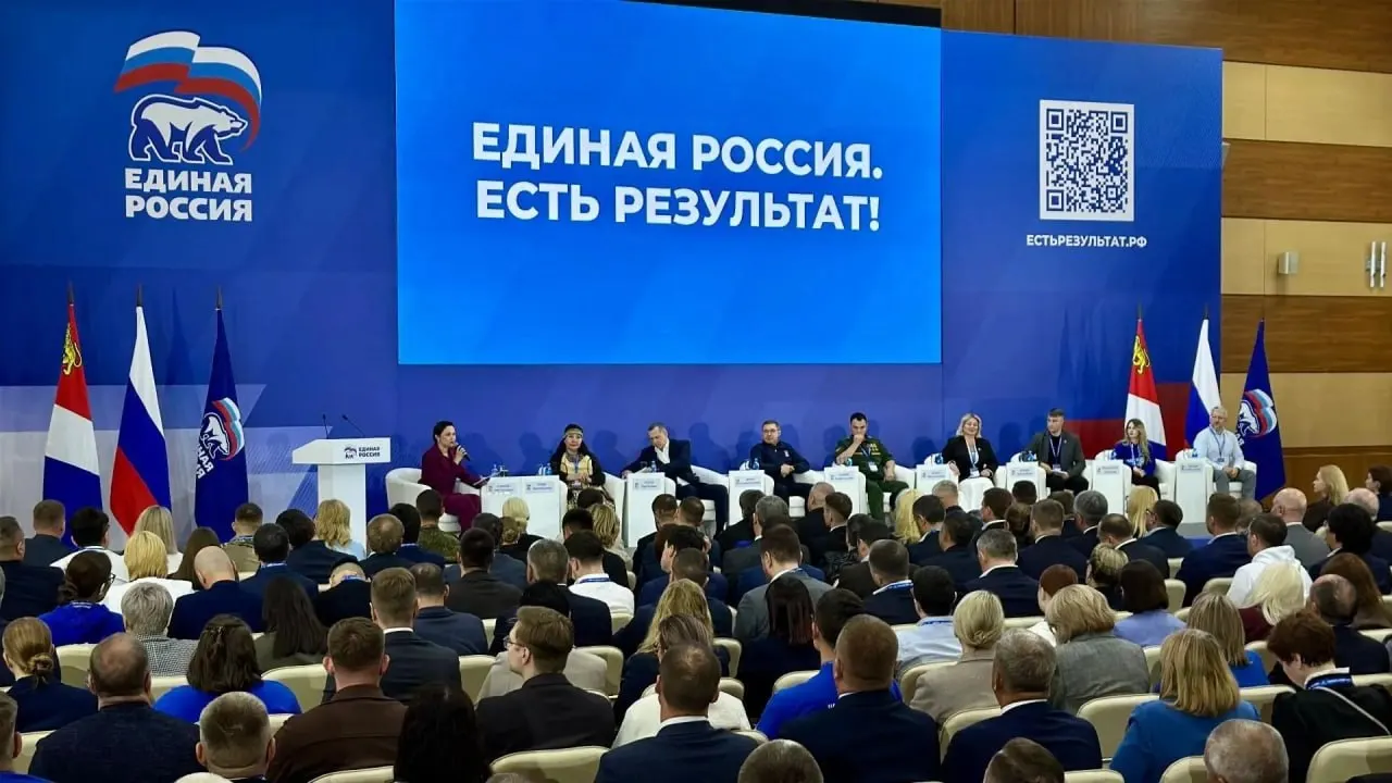 Для регионов установлены индивидуальные ориентиры на уровне 47–51% по спискам. Эксперты предупреждают, что такие числовые цели повышают риск административного давления и призваны сохранить конституционное большинство партии власти.