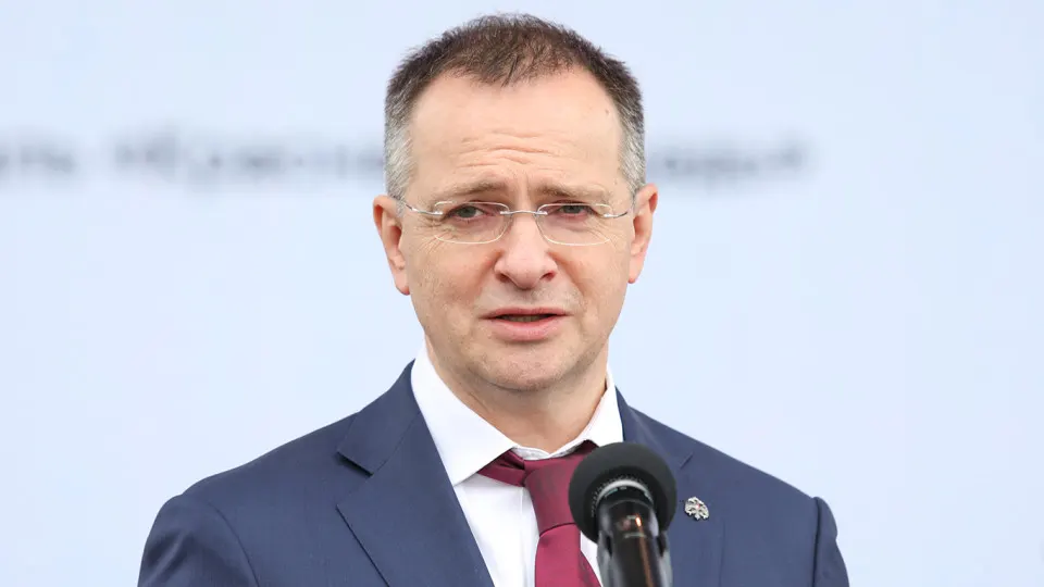 Он призвал вводить контроль на всех этапах производства и не допускать к показу некачественные ленты, снятые на бюджетные деньги; одновременно усиливаются запреты и готовится экспертный совет для оценки исторического контента.
