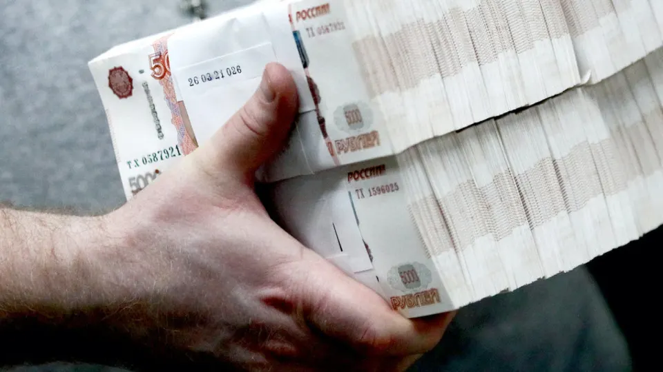 Банк отмечает резкий приток «кэша»: по данным регулятора, в обращении находится рекордный объём банкнот, а с началом региональных отключений интернета из банковской системы ушли триллионы рублей. Центробанк ужесточил контроль за операциями с наличными.