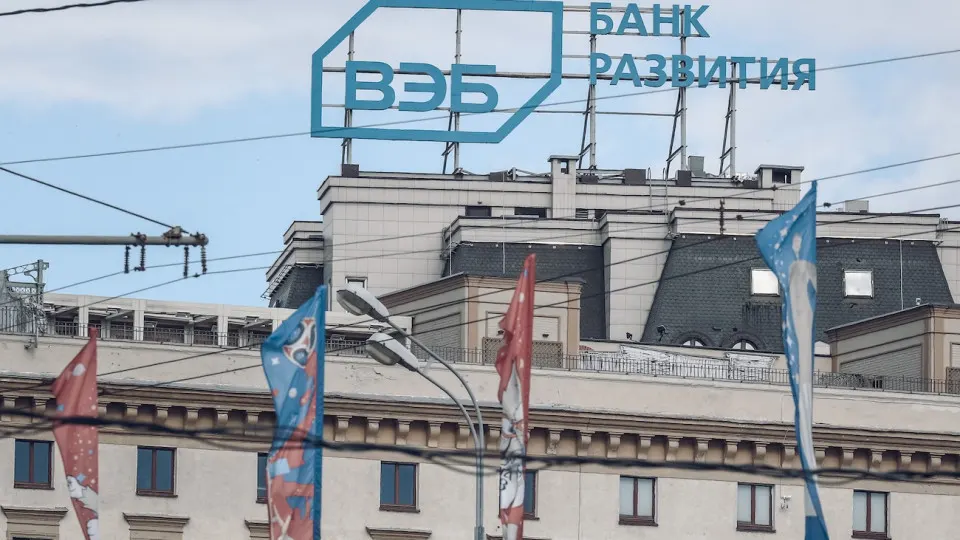 Госкорпорация ВЭБ планирует снизить бюджет и сократить 15% сотрудников в рамках подготовки к бюджетным параметрам 2027 года на фоне «кредитного охлаждения» экономики.