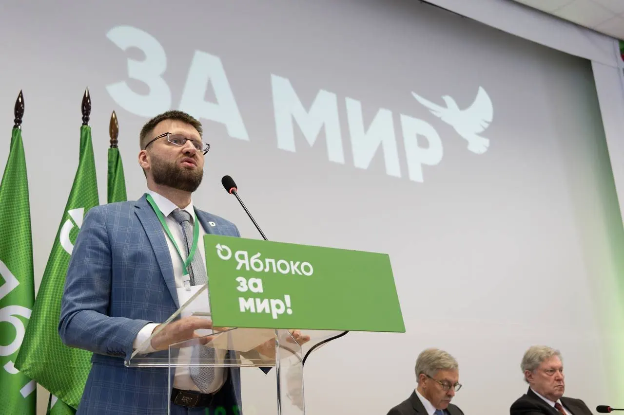 Ведомство отклонило заявление Дорохова, сославшись на «факты ведения политической деятельности» — от поздравлений и поездок в суд до участия в видеоролике с бумажными самолётиками.