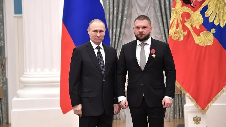 В официальных декларациях кандидатов «Единой России» зафиксированы иностранные активы у нескольких лидеров списка: акции и паи в зарубежных фондах, а также другие ценные бумаги, что вызвало вопросы в контексте запрета на владение иностранными активами при регистрации.