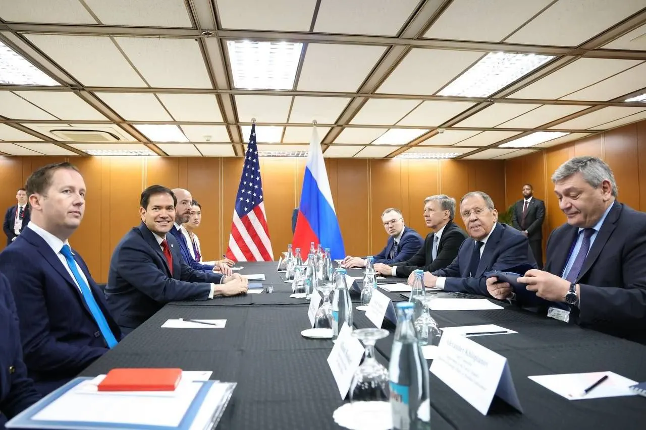 Министр иностранных дел России и сенатор США встретились в Маниле на полях саммита АСЕАН; встреча продолжалась около 35 минут, подробности не раскрываются.