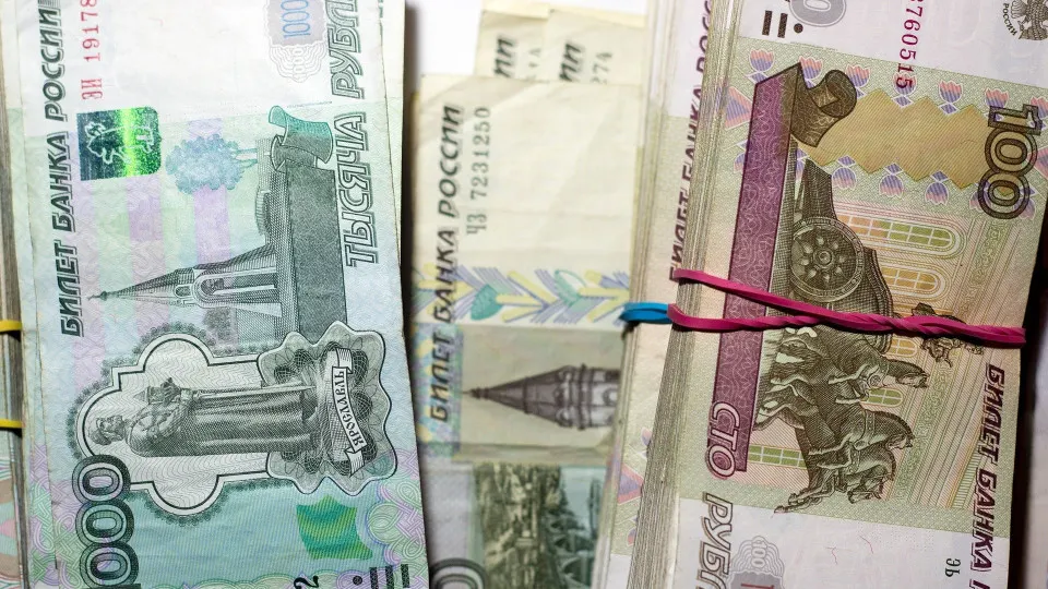 По данным Центробанка, в первой половине июля объём наличности в обращении резко вырос; банки наращивают заимствования у регулятора, эксперты предупреждают о рисках для стабильности системы.