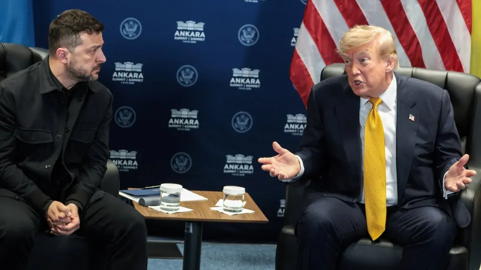 На саммите НАТО в Анкаре Дональд Трамп сказал, что поддерживает удары Украины вглубь РФ: это эскалация, но она может помочь завершить конфликт. По оценкам аналитиков, в июне число атак резко выросло — около 11,6 тыс. ударов, цели доходили до Урала и дальности порядка 3 тыс. км. Трамп также сообщил, что намерен поговорить с Путиным.