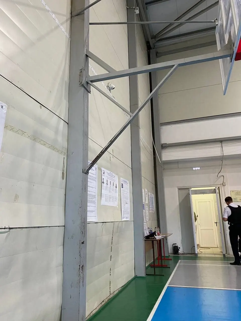 Во второй день трёхдневного голосования независимые наблюдатели сообщают о нарушениях процедур и ограничении доступа к участкам в нескольких регионах.