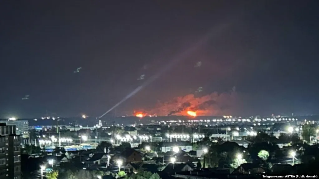 Два нефтеперерабатывающих завода в Самарской и Саратовской областях временно прекратили переработку после атак беспилотников. Приводится информация о мощности заводов и объёмах выпуска.