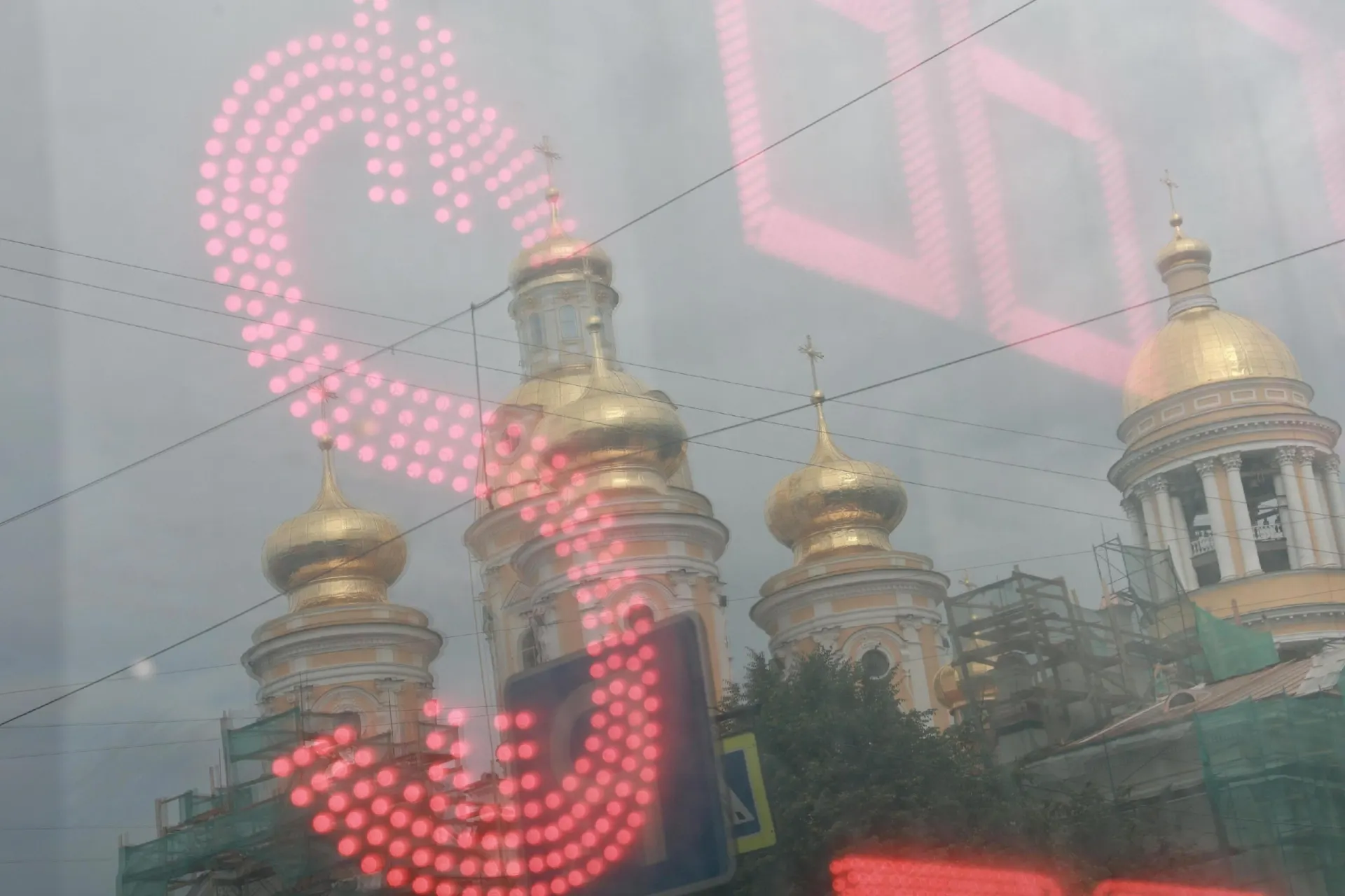 Доллар держится около 86 рублей, хотя по фундаментальным оценкам его цена близка к 32. За лето рубль ослабел примерно на 25%, а эксперты оценивают дальнейшее развитие ситуации и риски для экономики.