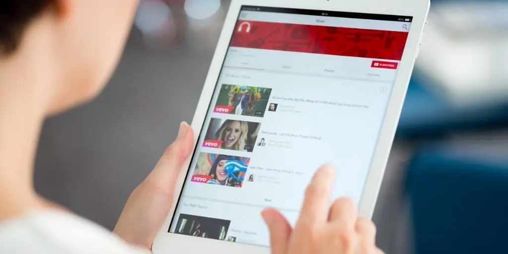 YouTube обеспечил почти весь рост видеопотребления в России в первом полугодии 2026 года, в то время как конкуренты показывали снижение.