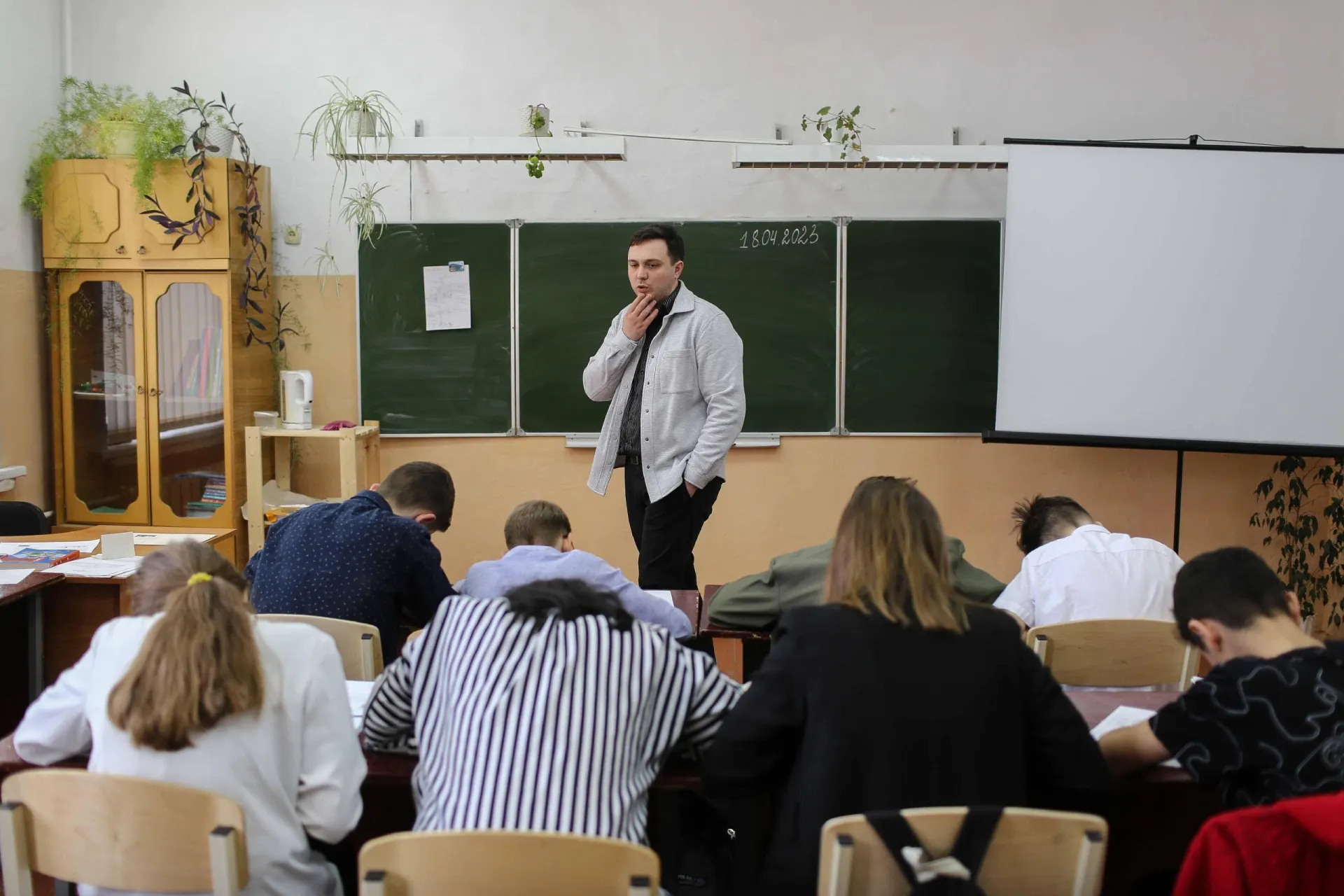 Минпросвещения добавило в расписание ещё один час истории — пояснения, кто попадает под изменение.