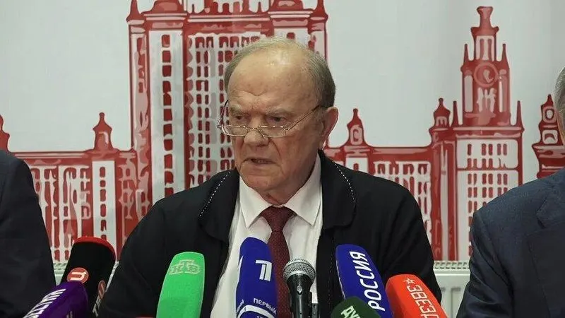 Лидер КПРФ Геннадий Зюганов призвал сменить курс и остановить эскалацию, указав на экономические и социальные проблемы, которые ощутимо ударяют по россиянам.