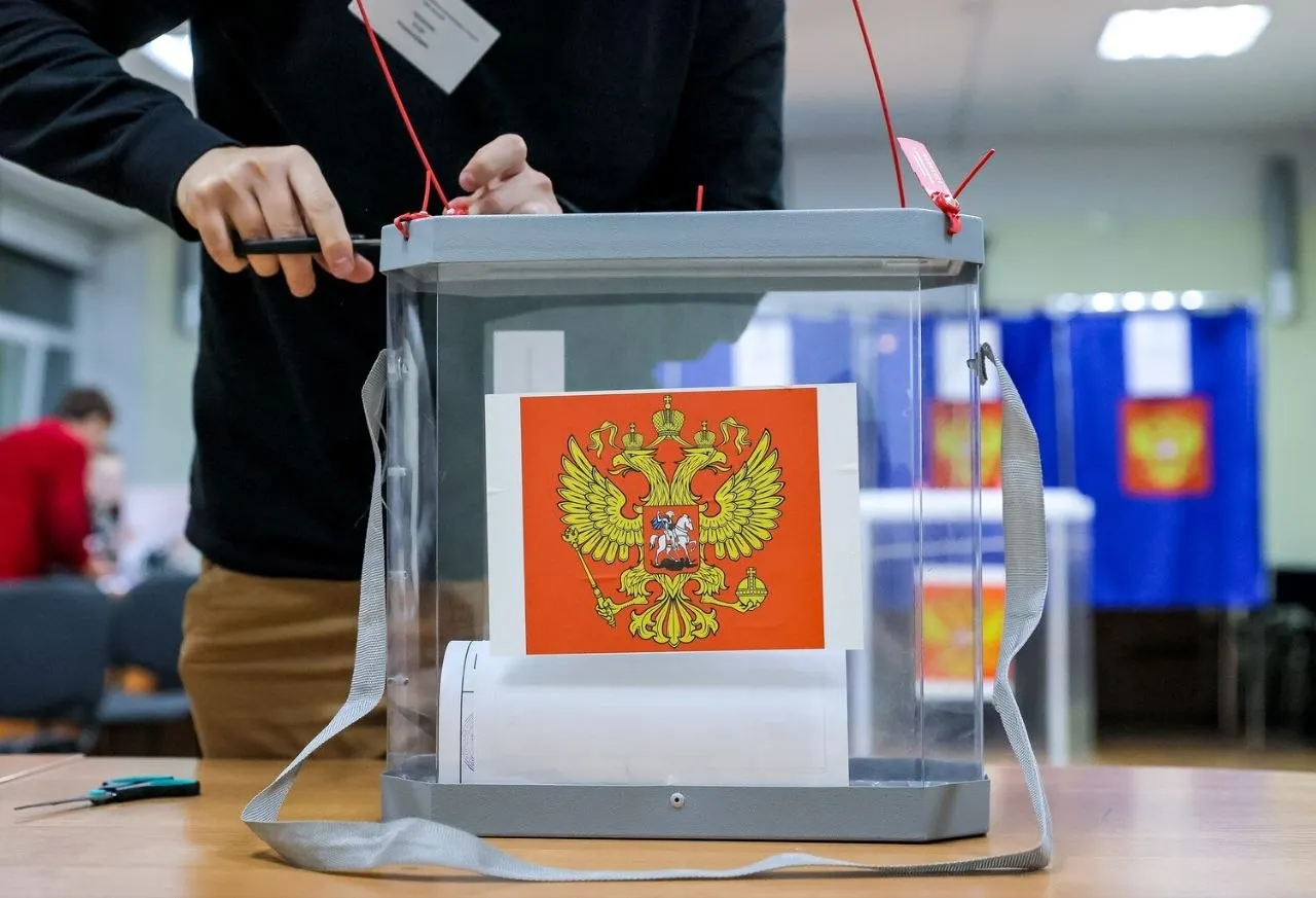 Экзит-полы второго дня выборов показывают партийные раскладки; по предварительным данным, «Новые люди» могут получить значительный рост по сравнению с 2021 годом.