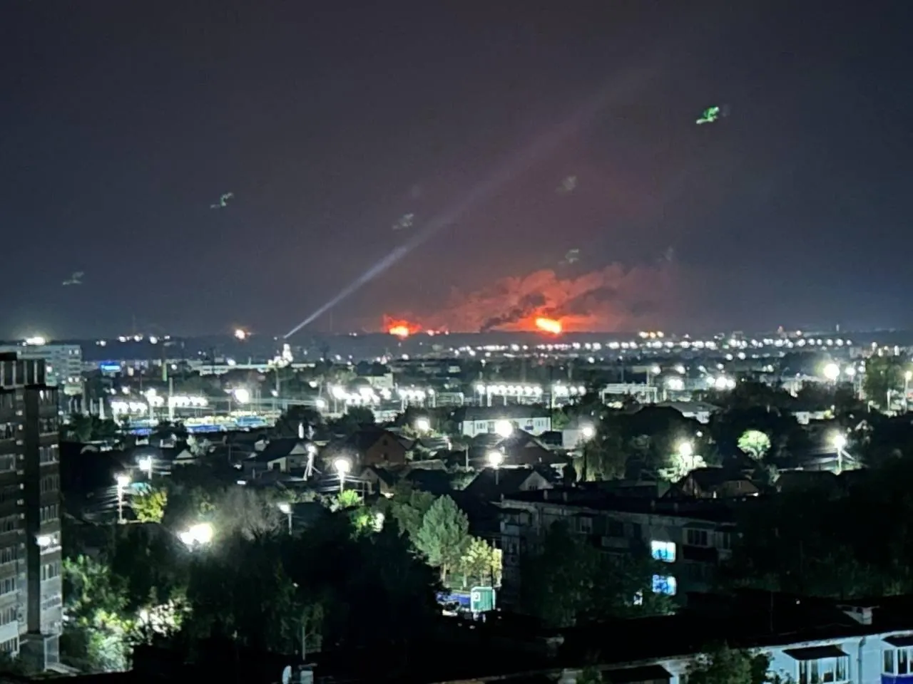 Пожар в Курске после падения обломков дронов, атаки на Сызрань и Таганрог; дело против Noize MC, рост задолженности стран СНГ и прогнозы на осенние распродажи.