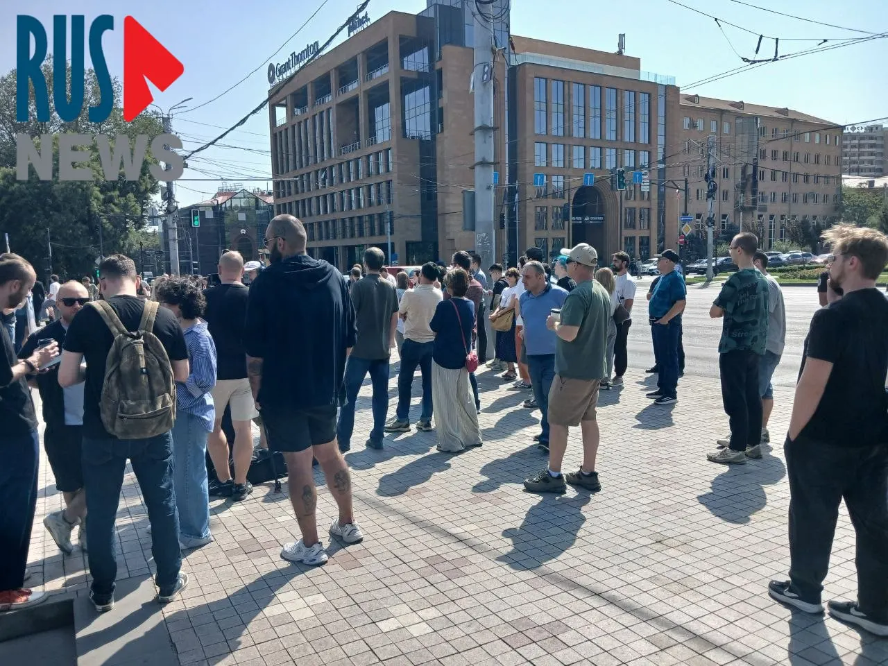 К посольству России в Ереване к полудню выстроилась очередь из более чем тысячи желающих проголосовать; рядом проходит митинг около ста участников.