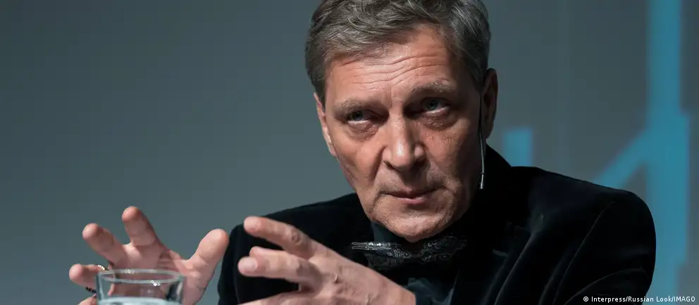 Журналист Александр Невзоров включён в перечень экстремистов и террористов; ранее его признавали иностранным агентом и он покинул Россию. Позже президент Украины Владимир Зеленский подписал указ о гражданстве семье журналиста.
