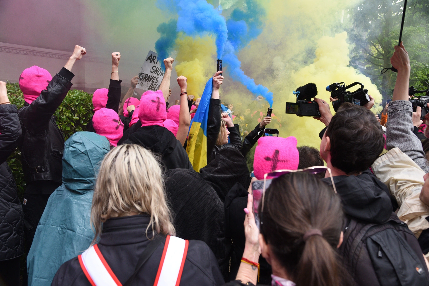 Росфинмониторинг обновил перечень и внёс панк‑группу Pussy Riot в список организаций и лиц, причастных к «экстремистской деятельности» или «терроризму». Ранее суды уже признавали группу экстремистской и применяли уголовные меры к участницам.