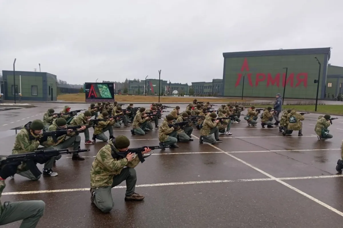 За последние пять лет из бюджета направили не менее 50 млрд рублей на создание и работу центров, где проходят обязательные военные сборы для школьников; часть средств ушла на сеть «Авангард» и центры «Воин».