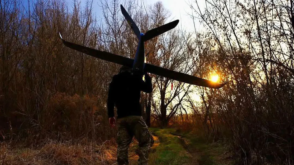 За последние месяцы удары украинских беспилотников резко участились: они выводят из строя средства ПВО, поражают склады и нефтепромышленные объекты, что создает угрозу снабжению войск и энергообъектам по всей России.