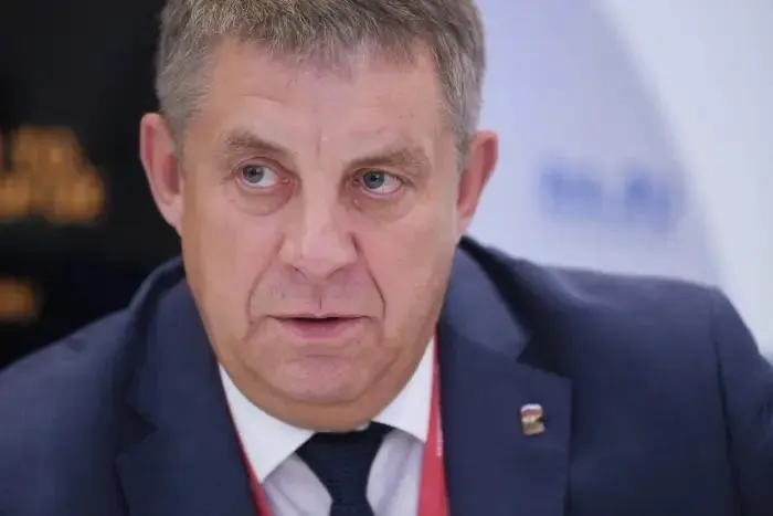 Александр Богомаз, уволенный с поста губернатора, может получить вакантный мандат депутата Госдумы. Отставки в приграничных регионах идут на фоне уголовных дел и обсуждаемых назначений на федеральные посты.