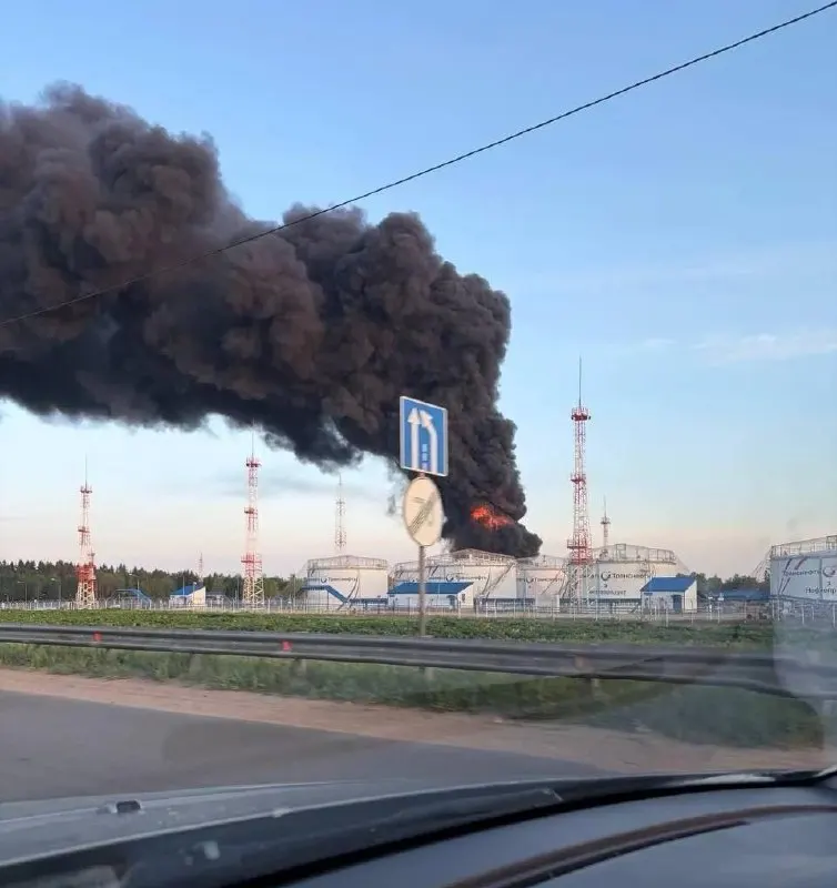 Ночью и утром беспилотники ударили по НПЗ в Капотне, нефтеналивной станции в Дурыкине и технопарку в Зеленограде; есть погибшие и пострадавшие, повреждены жилые дома, в Шереметьево возник пожар.