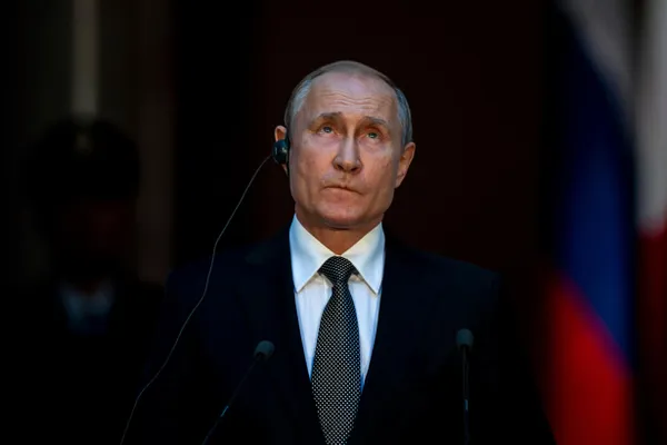 Федеральная служба охраны с середины апреля ввела запрет на ношение наручных часов — электронных и механических — во время встреч с президентом. Исключения делают для хорошо знакомых лиц.