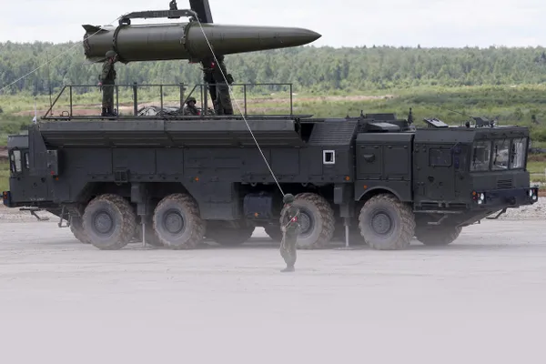 Минобороны сообщило, что в ходе ядерных учений боеприпасы и ракеты для комплекса «Искандер-М» были доставлены и разгружены в полевых пунктах на территории Беларуси; опубликованы кадры с перемещением техники.