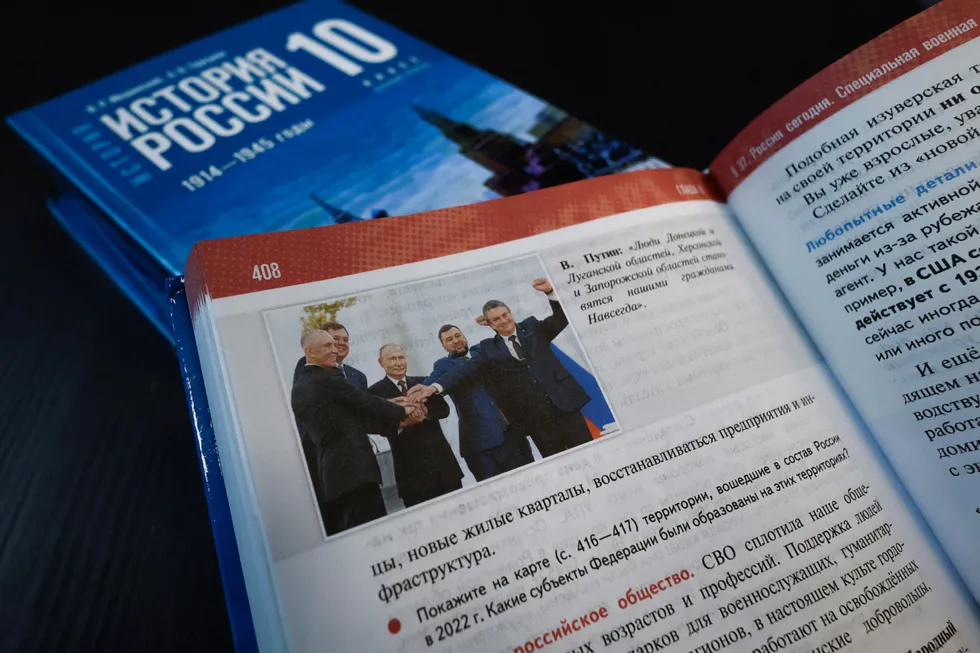 Новая линейка учебников для средней школы (2025) систематически стирает неудобные факты, подменяет исторический контекст современными политическими смыслами и вставляет идеологически выгодные примеры — в результате история превращается в средство воспитания лояльности.