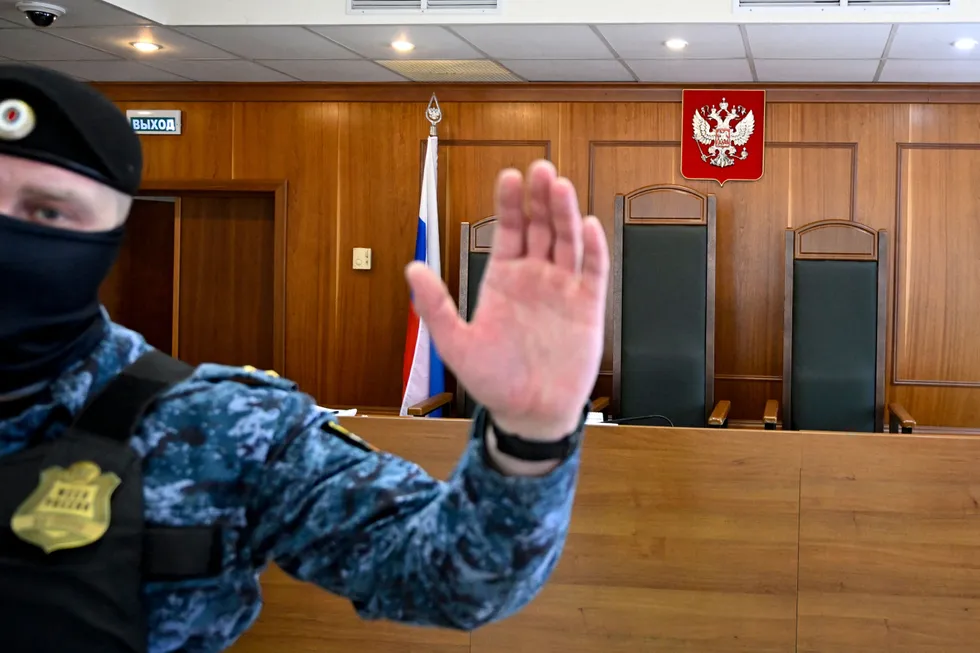 Судебный департамент удалил с сайта статистику по судимости с 2005 года. Эти данные были ключевы для анализа репрессий, отправки обвиняемых на войну и изменений в уголовной практике. Объясняем, почему их трудно восстановить и какие источники остаются.