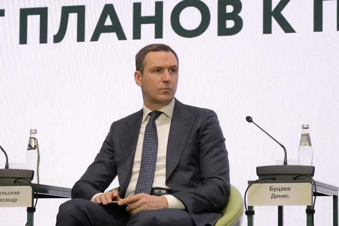 МВД разыскивает Дениса Буцаева по делу о хищении средств «Российского экологического оператора». По данным следствия, он может находиться в США. Мусорная реформа, на которую потрачено не менее 94 млрд руб., признана проваленной: перерабатывается не более 10% отходов вместо запланированных 36%.