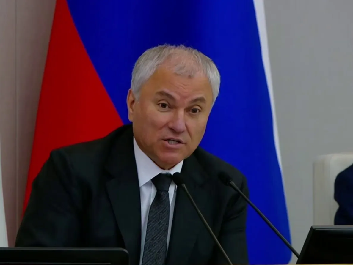 Депутаты приняли во втором чтении поправки, которые официально добавляют противодействие «фальсификации истории» и предупреждение уклонения от воинской обязанности в список профилактических мероприятий; законодатели называют это защитой исторической памяти и национальных ценностей.