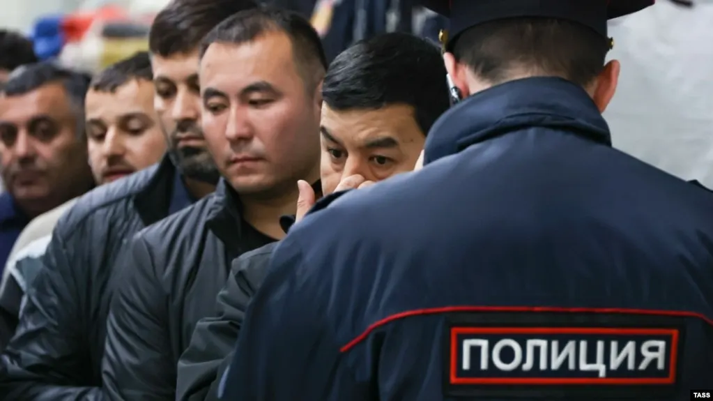 Проект расширяет основания для административного выдворения иностранцев и лиц без гражданства — от участия в несогласованных митингах и «дискредитации» вооружённых сил до призывов к санкциям и мелкого хулиганства; число таких оснований вырастет до 58.