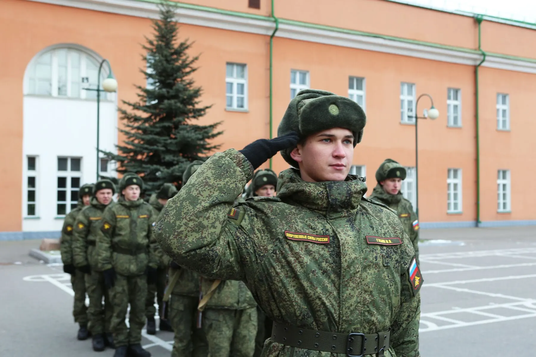 Генпрокуратура предложила новый приказ, который расширяет прокурорский надзор за воинским учётом и призывом: проверки затронут органы власти, работодателей, учебные заведения, МВД и ФСИН. Эксперты и правозащитники расходятся во мнениях о последствиях для прав граждан и розыска уклонистов.