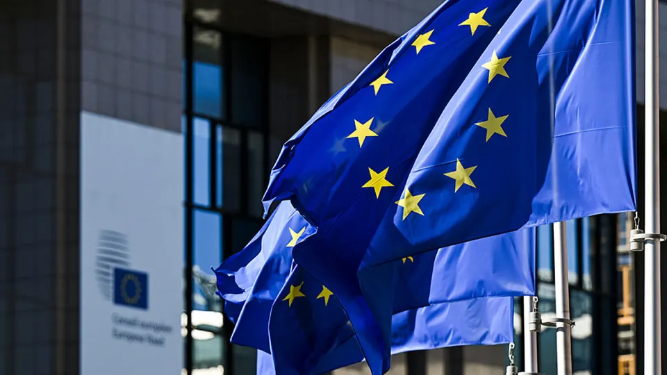 После смены власти в Венгрии лидеры Евросоюза обсуждают идею перейти с полугодичного на годовой цикл продления ограничительных мер; одновременно готовят «мини‑пакет» санкций против теневого флота и оборонной промышленности.