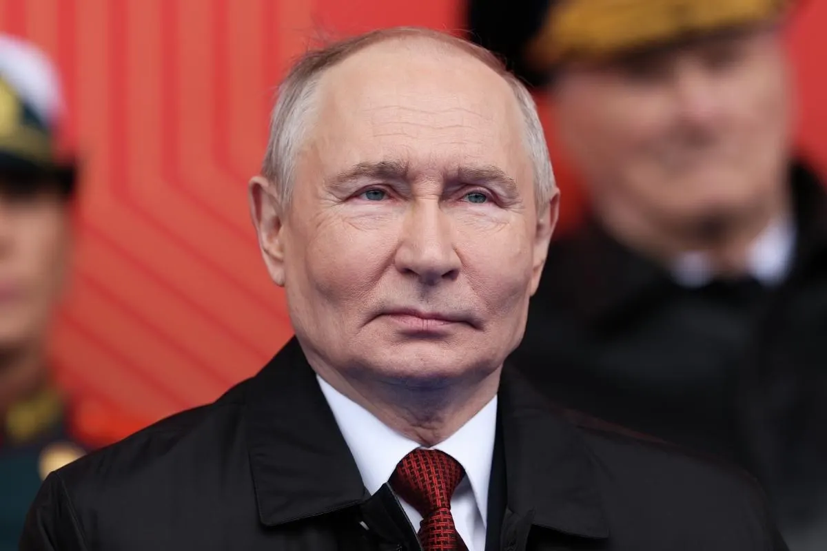Указ вводит специальную процедуру подачи заявлений на гражданство для совершеннолетних иностранцев и лиц без гражданства, постоянно проживающих в Приднестровье. Заявления будут принимать российские дипломатические и консульские учреждения; документ вступает в силу со дня официальной публикации.
