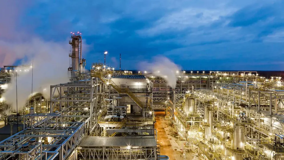 После атаки беспилотников 5 мая нефтеперерабатывающий завод «Киришинефтеоргсинтез» остановлен: повреждены ключевые технологические объекты, отгрузка нефтепродуктов приостановлена. С начала весны по всей стране уже несколько НПЗ прекращали переработку из‑за ударов дронов.