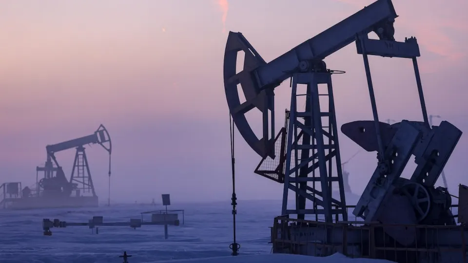 Минэкономразвития прогнозирует сокращение добычи нефти до 511 млн тонн в 2026 году — минимальный показатель с 2009 года. Отрасль сталкивается с дефицитом инвестиций, снижением бурения и долговременными рисками роста.