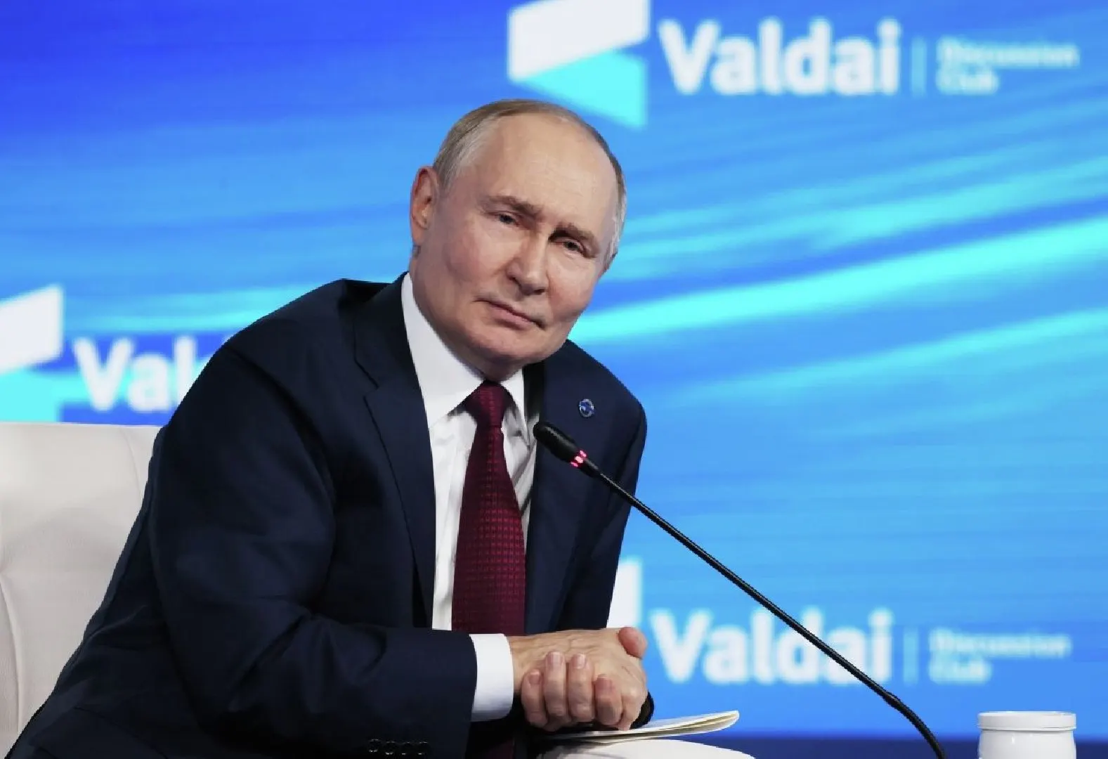 Международный уголовный суд разъяснил, что лишь переговоры под эгидой ООН или резолюция Совбеза по Главе VII могут приостановить исполнение ордера на арест.