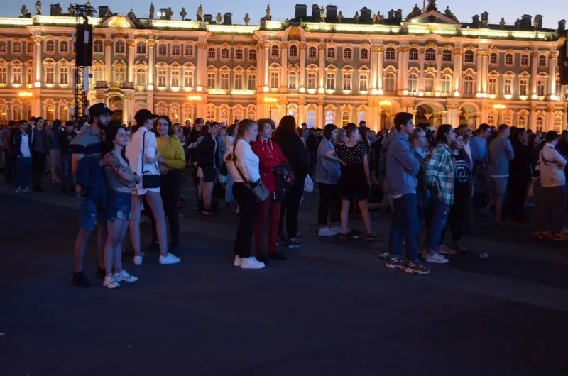 Ночь с 27 на 28 июня в Санкт-Петербурге пройдёт «Алые паруса — 2026» для примерно 66 тысяч выпускников. Правительство утвердило 300 приоритетных образовательных программ и увеличило число бюджетных мест; в Смоленске 26–28 июня пройдёт День молодёжи.