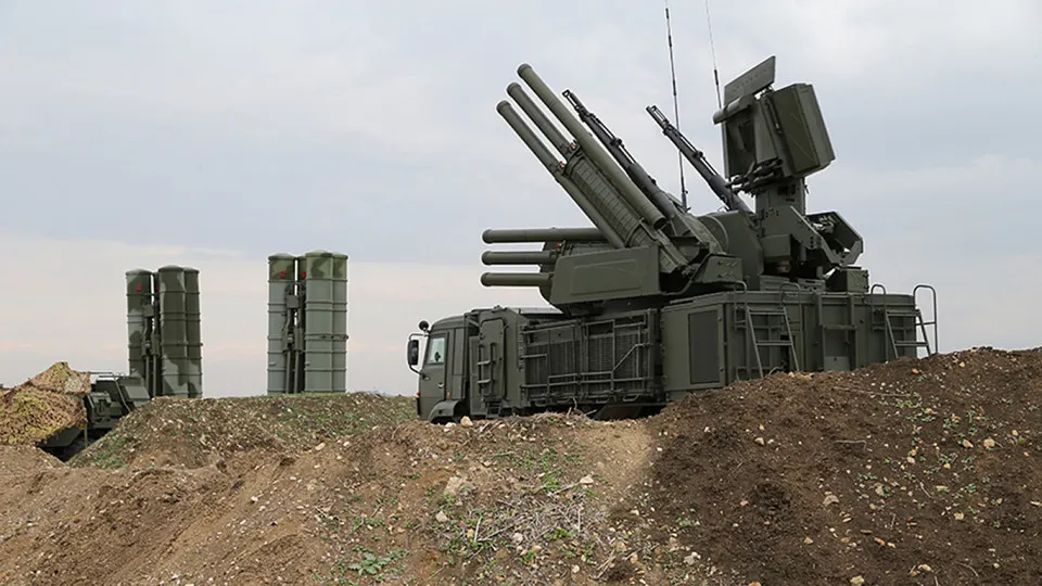 Российские военные используют новый комплекс радиоэлектронной борьбы «Волна Купол Гарант», способный глушить сигнал спутниковой связи Starlink на площади до 20 км². Комплекс, по данным источников, производится в РФ и поставляется армии; украинские силы публикуют сведения о выявлении и уничтожении отдельных установок. В ответ российские власти ужесточили правила ввоза оборудования для иностранных спутниковых систем.